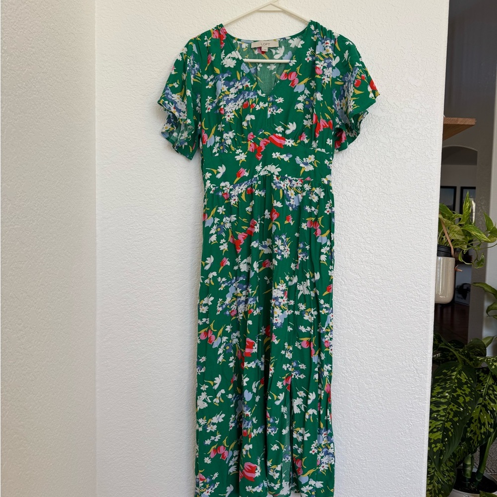 LOFT women’s size 6 Green Floral V-Neck Dress